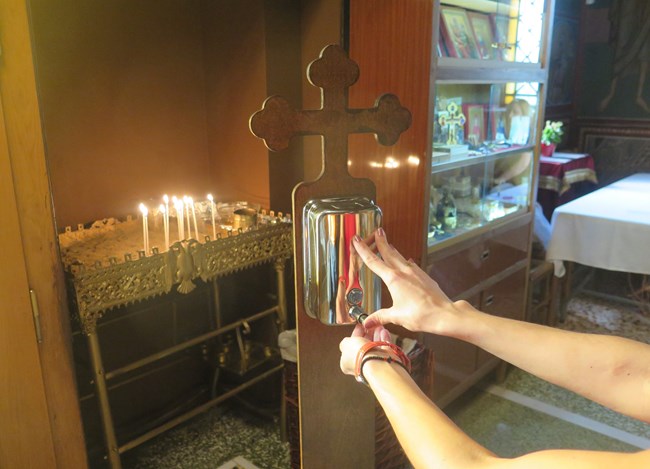 Ανοίγουν οι εκκλησίες με πρωτόγνωρα μέτρα – Με μεγάφωνα, αντισηπτικό και το αντίδωρο στο… αλουμινόχαρτο!