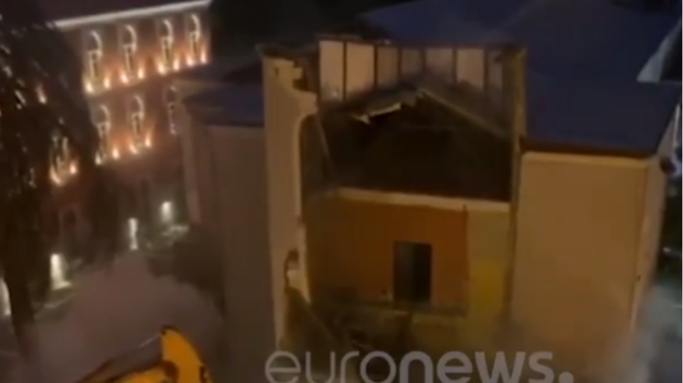 Μεγάλα επεισόδια στα Τίρανα – Ξύλο και προσαγωγές για την κατεδάφιση του Εθνικού Θεάτρου (βίντεο)