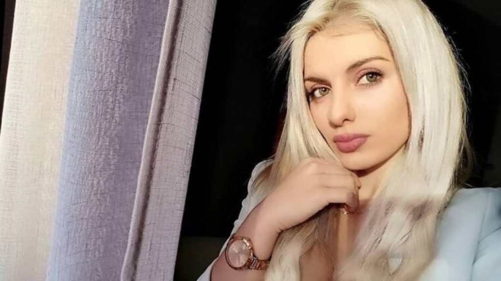 Η πρώην παίκτρια του MasterChef Ασημίνα Ουστάλλι ποζάρει με κόκκινο μαγιό και «ανεβάζει» τη θερμοκρασία (φώτο)