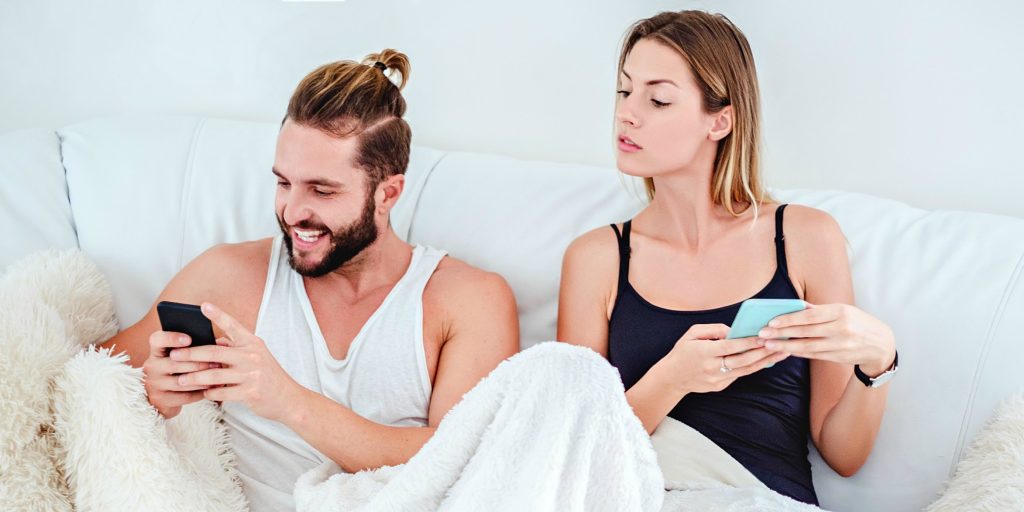 Τώρα θα ξέρεις: H αθώα κίνηση με το κινητό που «μαρτυρά» ότι ο σύντροφός σας σας απατά