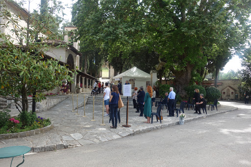 Ιωάννινα: Προσευχή με… αποστάσεις και αντισηπτικά