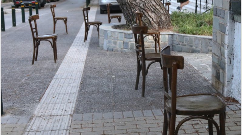 Πρωτοφανείς εικόνες στις εκκλησίες – Με καρέκλες στο προαύλιο τελείται η Θεία Λειτουργία (βίντεο)