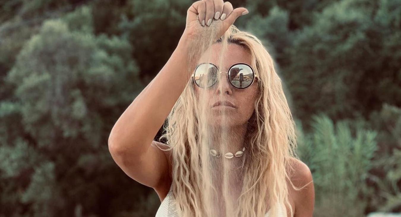 Γωγώ Μαστροκώστα: Ποια κόρη; – Τη μαμά δείτε και θα σας «πέσει το σαγόνι» (φώτο)