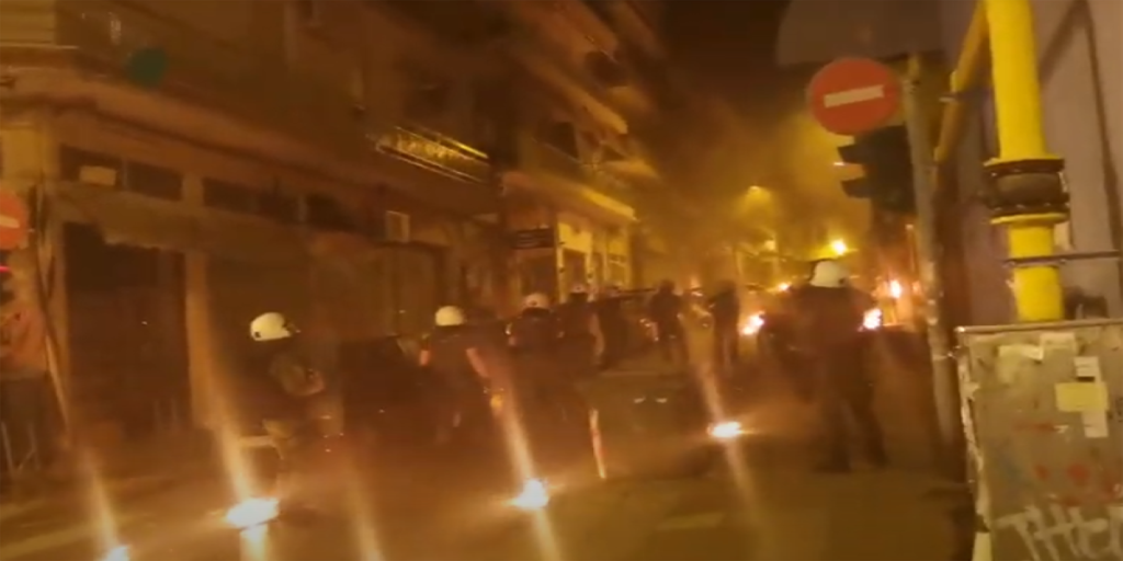 Θεσσαλονίκη: Μολότοφ και χημικά μετά τις πορείες για την αστυνομική επέμβαση στη πλατεία Καλλιθέας (upd)