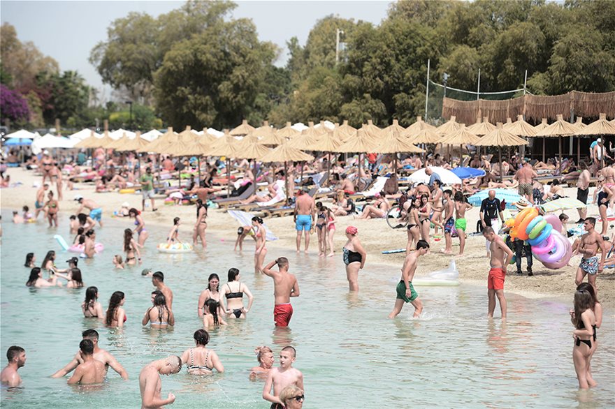 Στις παραλίες όσοι μπορούσαν για να αντιμετωπίσουν την ζέστη με το αντηλιακό και το αντισηπτικό στο χέρι