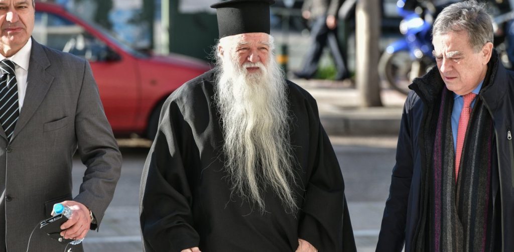 Το Twitter κάνει πάρτι: «Άκυρος ο αφορισμός ο Αμβρόσιος δεν έχει ISO – Είμαι αφορισμένος στα σύννεφα πετάω»