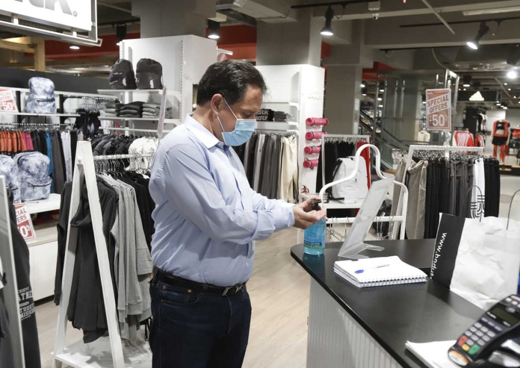 Αυτοψία Α.Γεωργιάδη και Ν.Παπαθανάση με μάσκα σε γνωστό outlet (φώτο)