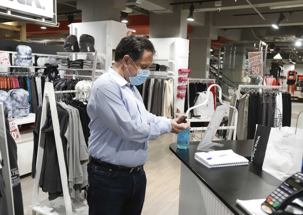 Αυτοψία Α.Γεωργιάδη και Ν.Παπαθανάση με μάσκα σε γνωστό outlet (φώτο)