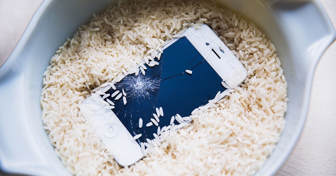 Σας έπεσε το κινητό στο νερό; – Βάλτε το στο… ρύζι