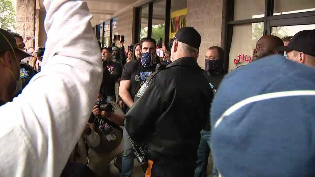 ΗΠΑ: Αστυνομία σπεύδει να αντιμετωπίσει «παραβίαση κανόνων κατά του κορωνοϊού» – Αποτέλεσμα: «Καλή σας ημέρα και αντίο»!