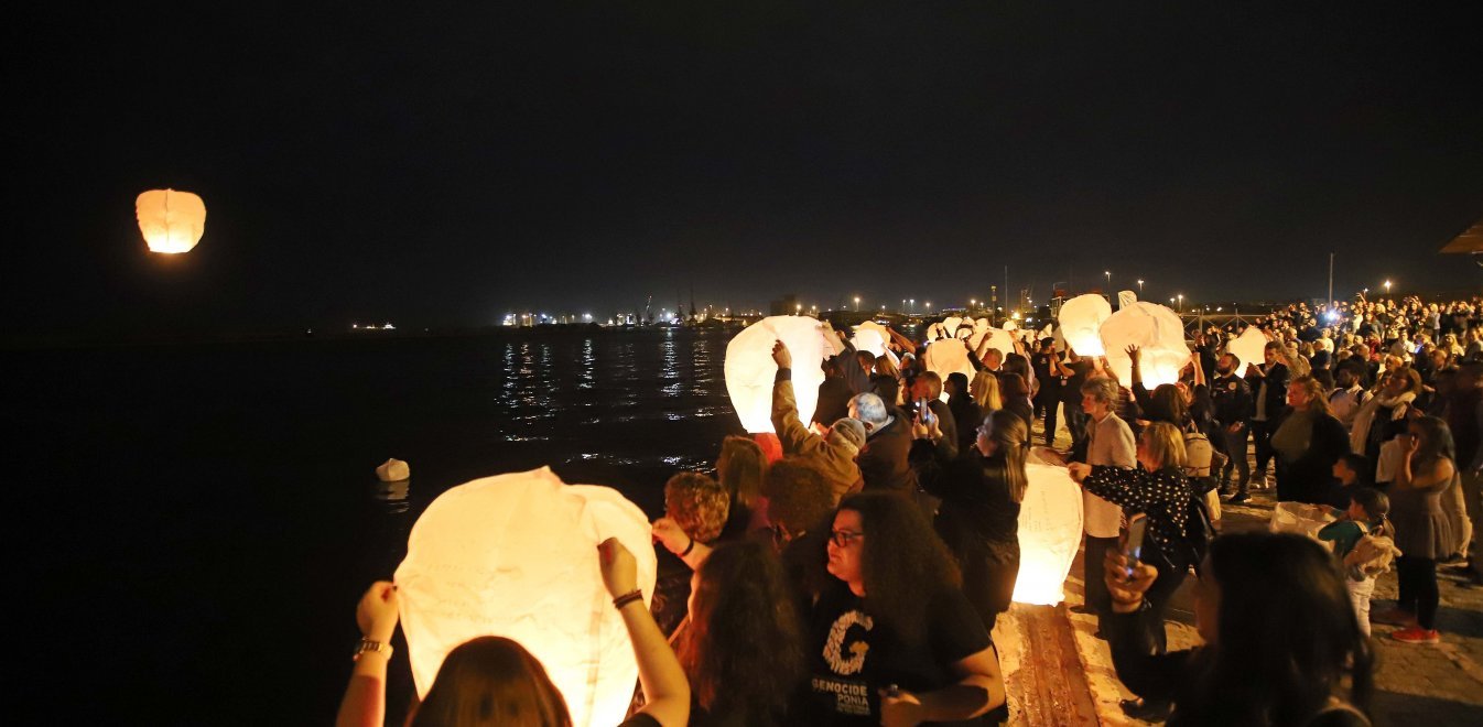 Θεσσαλονίκη: Άναψαν κεριά για τη Γενοκτονία των Ποντίων – Σχημάτισαν τον αριθμό 353.000 για τις ψυχές που χάθηκαν (φωτο)