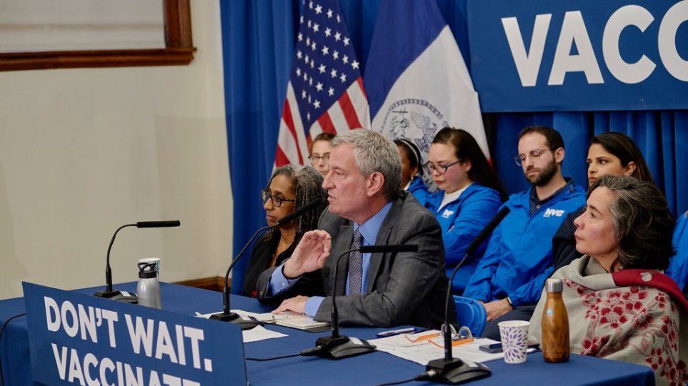 Νέα Υόρκη: Ο δημοκρατικός δήμαρχος απαγορεύει μέχρι και το… κολύμπι και το μπάρμπεκιου