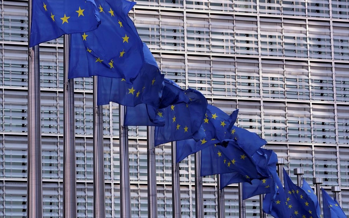 «Μπάχαλο» η ΕΕ – Κομισιόν: «Δεν υιοθετούμε το γαλλογερμανικό σχέδιο – Το δικό μας περιλαμβάνει μόνο δάνεια & μνημόνια»