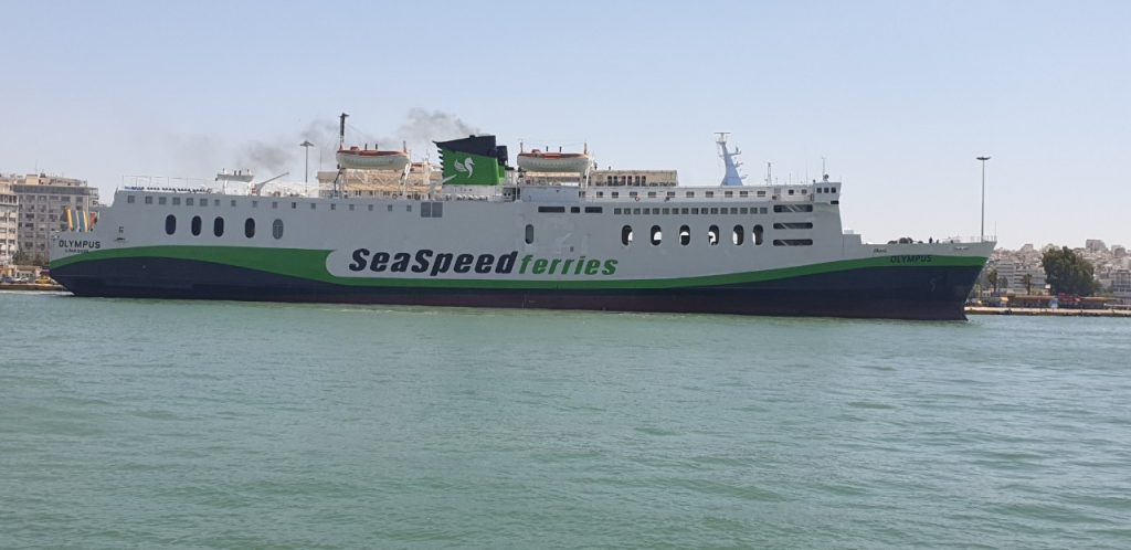 Σαντορίνη: Το οχηματαγωγό πλοίο OLYMPUS προσέκρουσε στο λιμάνι του Αθηνιού