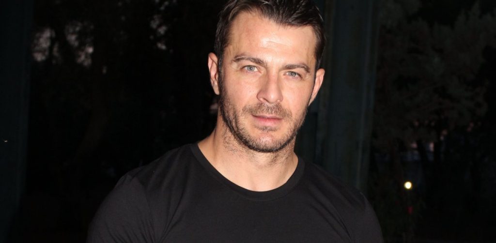 Ο τζέντλεμαν Ντάνος και η εντυπωσιακή ψηλή μελαχρινή