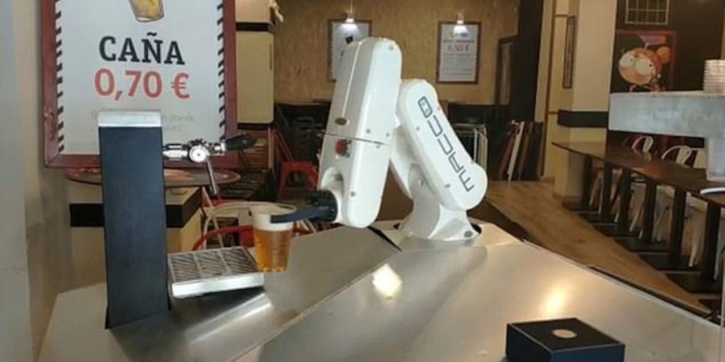 Έξυπνοι οι Ισπανοί: Βρήκαν τον τρόπο να σερβίρουν μπύρες από… απόσταση (βίντεο)