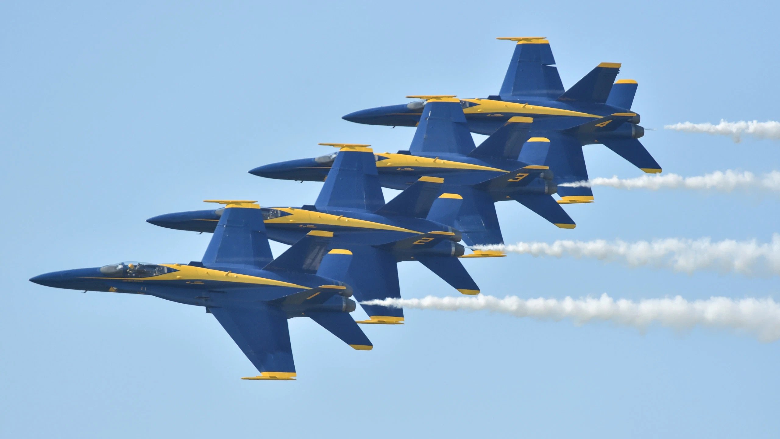 ΗΠΑ: Εντυπωσιακό πέρασμα των Blue Angels πάνω από τους απόφοιτους της ναυτικής Ακαδημίας