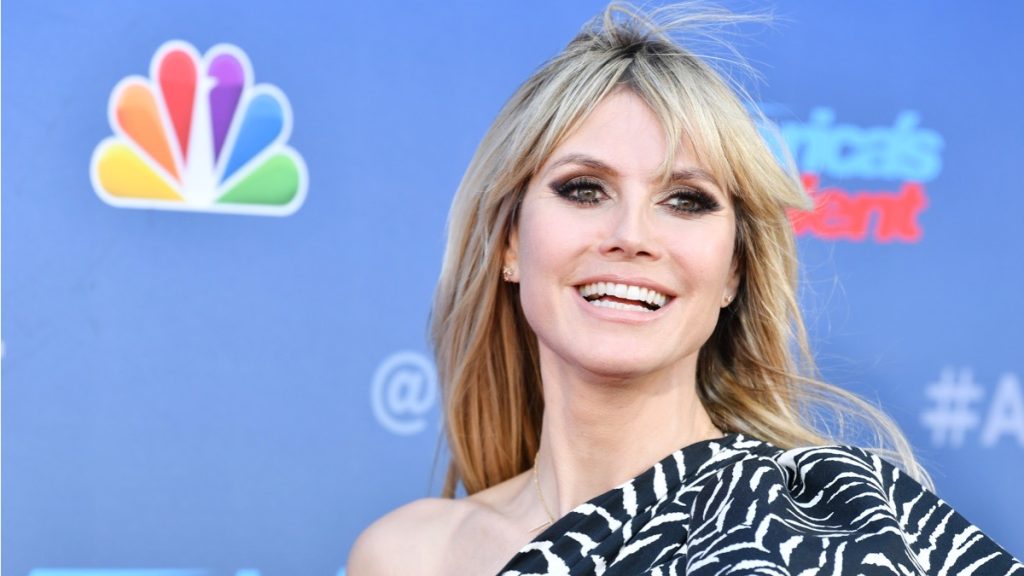 Μας «τρέλανε» η Χάιντι Κλουμ – Βάφει μαλλί με ψηλοτάκουνες γόβες, μαύρα εσώρουχα και διχτυωτό καλσόν (φώτο)