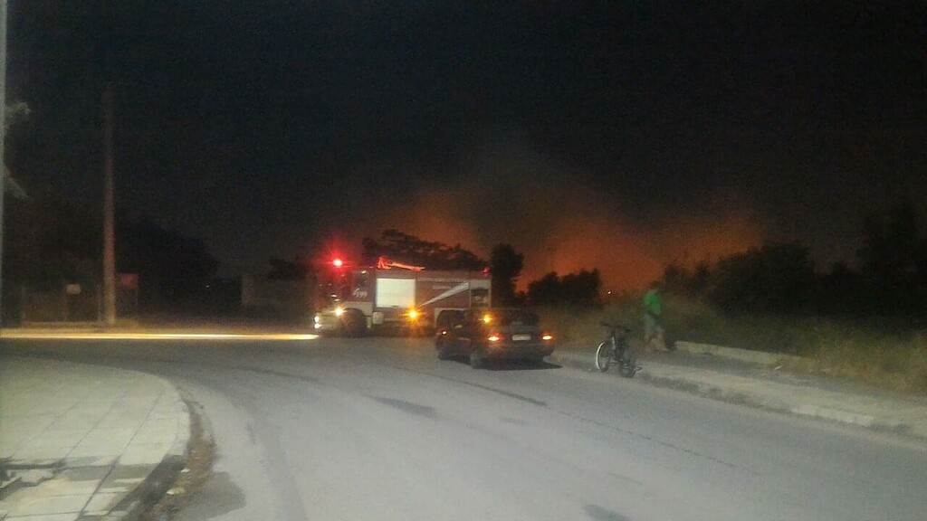 Πυρκαγιά στα Άνω Λιόσια – Έβαλαν φωτιά στο κλειστό της Πάλης (φώτο)