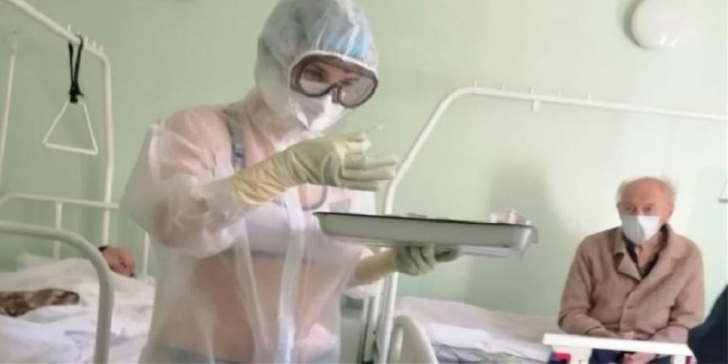 Γκάφα ή πρόκληση; Ρωσίδα νοσοκόμα φόρεσε μόνο εσώρουχα κάτω από τη διαφανή ρόμπα της (φωτό)