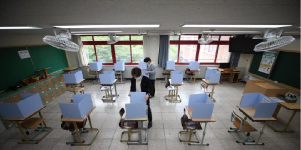 Βίντεο: Έτσι ξεκίνησαν τα σχολεία στη Νότια Κορέα – Μάσκες, αποστάσεις και αντισηπτικά