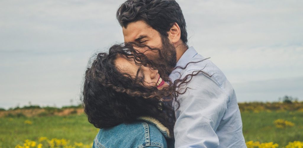 Τα έξι ζωδιακά ζευγάρια που ταιριάζουν μόνο… διαδικτυακά