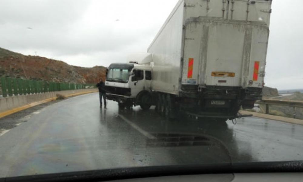 Δερβένι: Κλειστό το ρεύμα από Θεσσαλονίκη – Δίπλωσε νταλίκα