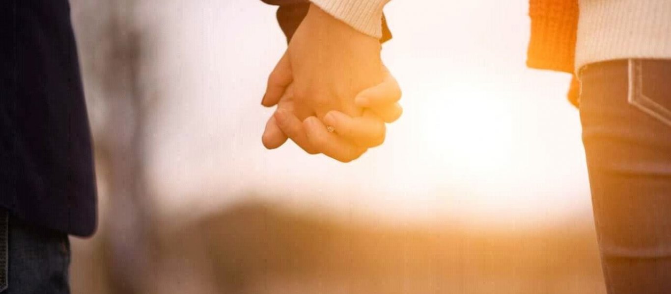 Βόλτα χεράκι – χεράκι: Δεν φαντάζεστε πόσο καλό κάνει στην υγεία μας