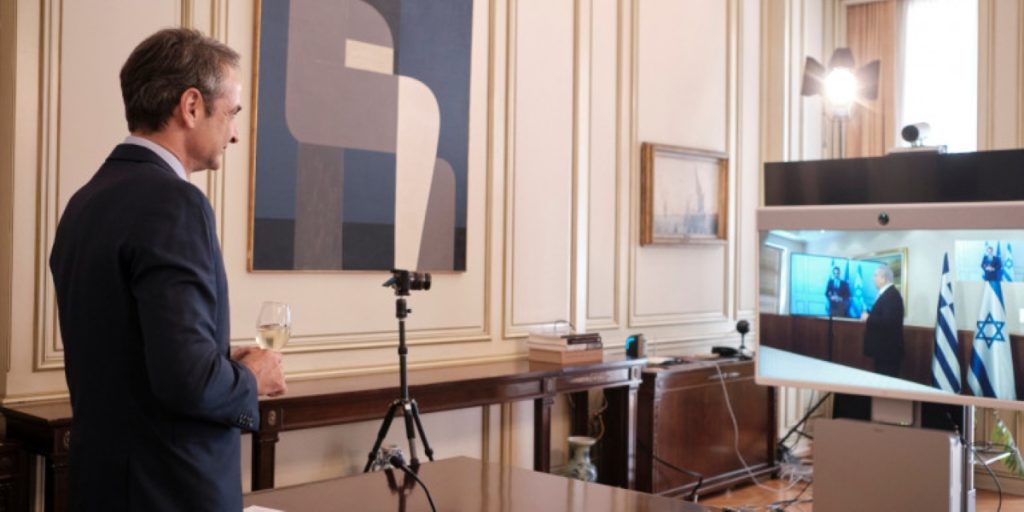 Τηλεδιάσκεψη Μητσοτάκη – Νετανιάχου: «Τσούγκρισαν» με λευκό κρασί από τις… οθόνες του (φώτο)