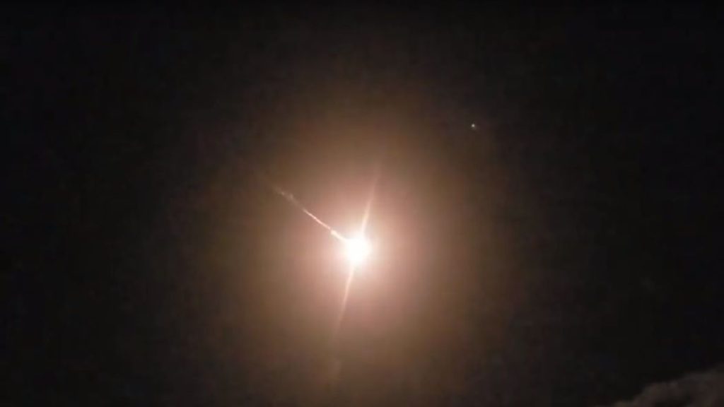 Σιβηρία: Εντυπωσιακό βίντεο με μετεωρίτη να «ταξιδεύει» πάνω από πόλη