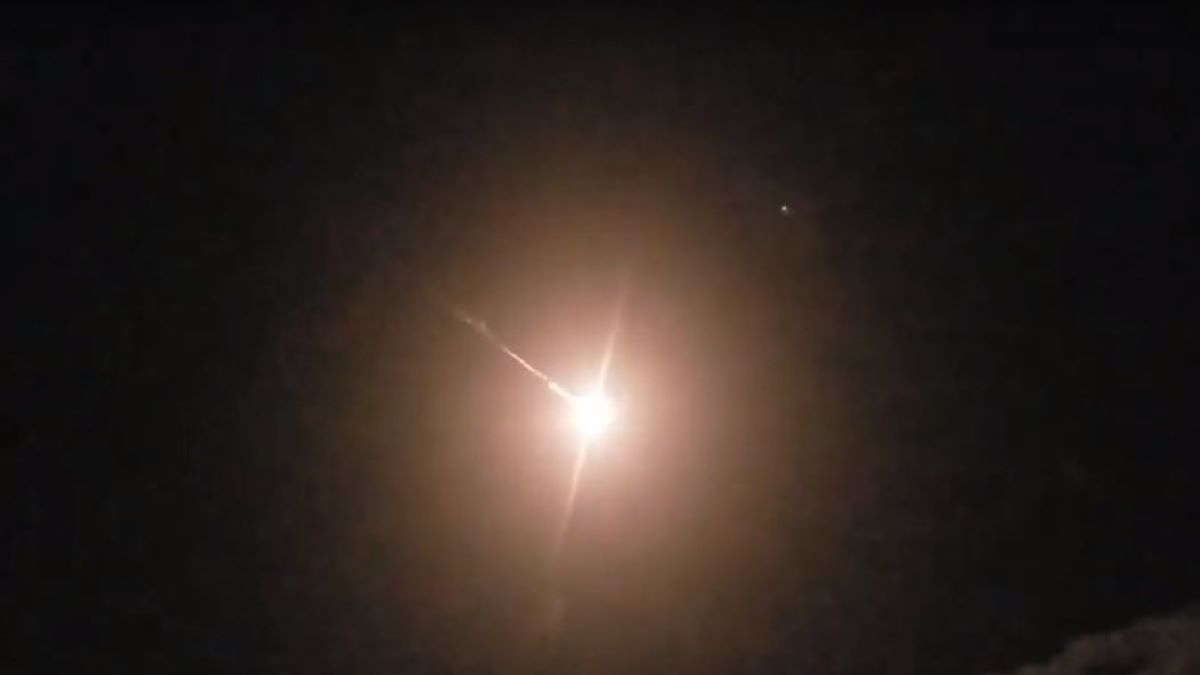 Σιβηρία: Εντυπωσιακό βίντεο με μετεωρίτη να «ταξιδεύει» πάνω από πόλη