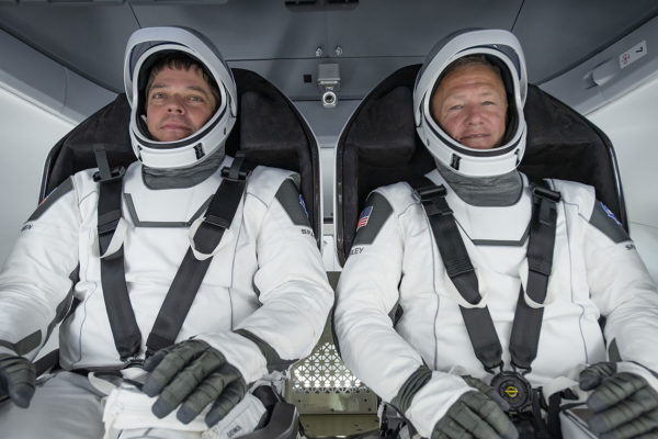 Στο διαστημικό κέντρο Κέννεντυ οι δύο πρώτοι  Αμερικανοί αστροναύτες που θα εκτοξευθούν με τον φορέα της Space X