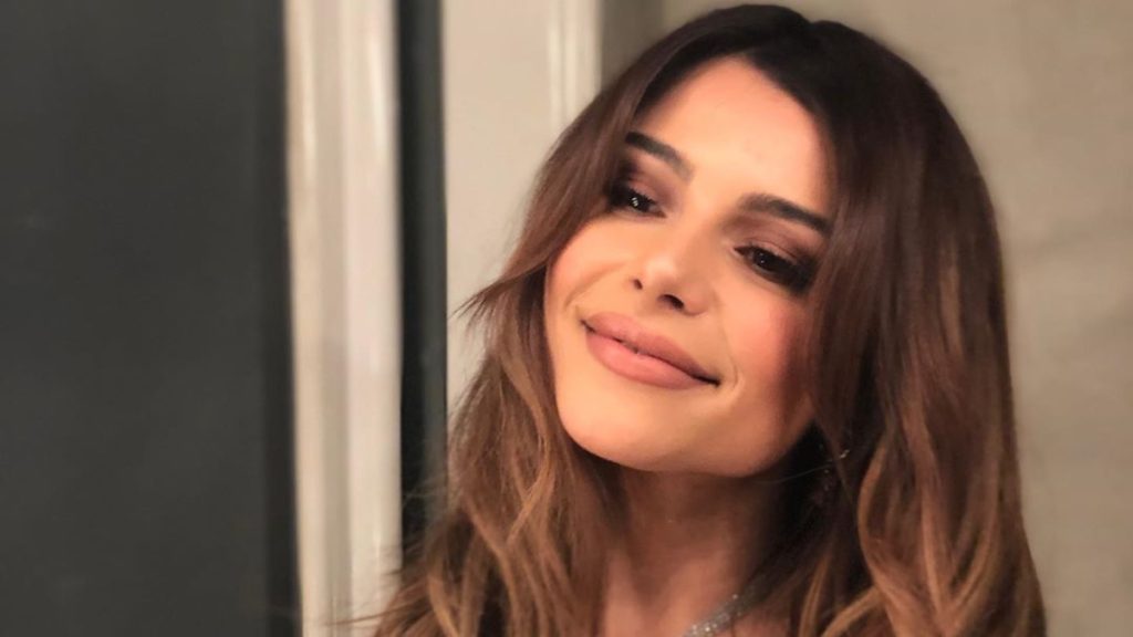 Ελευθερία Ελευθερίου: Ποζάρει στα βράχια με το μπικίνι της και κάνει τον ανδρικό πληθυσμό να «παραμιλάει» (φωτο)