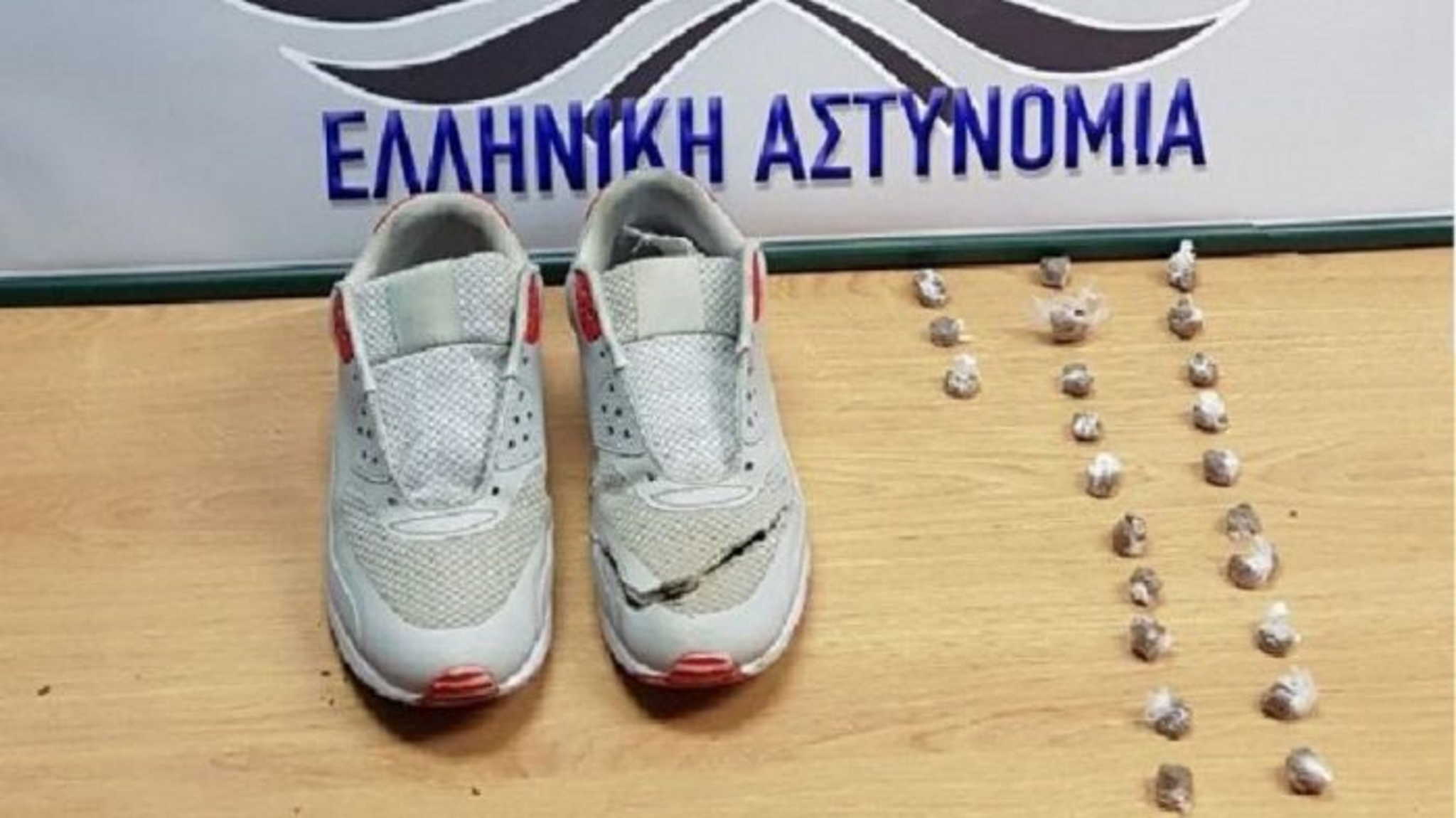 Αγρίνιο: Έκρυβε την κοκαΐνη στο αθλητικό του παπούτσι (φώτο)