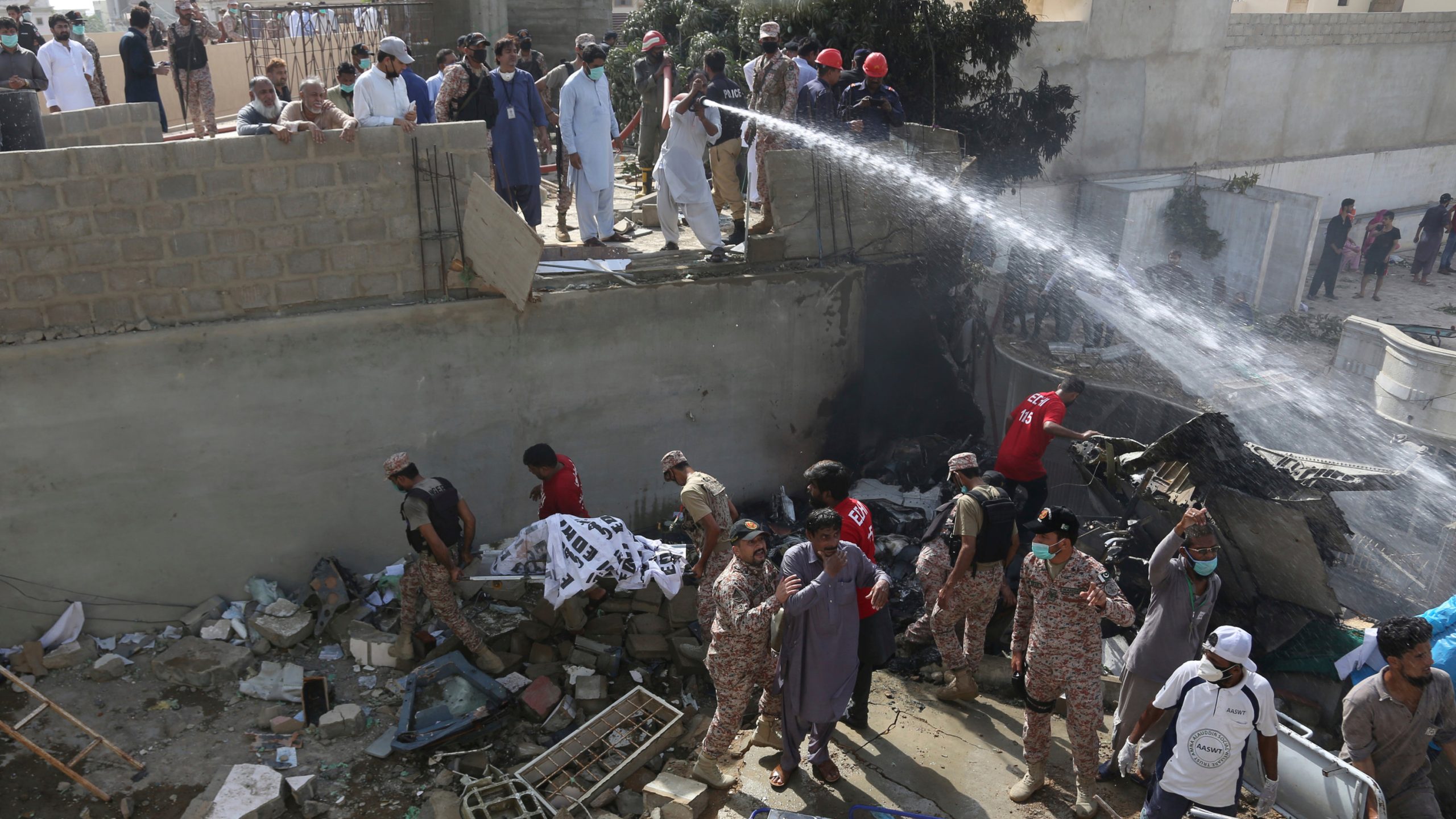 Πακιστάν: Επέζησαν τουλάχιστον δύο από τους 99 επιβαίνοντες του Airbus A320 – Η στιγμή που ανασύρεται ζωντανός (βίντεο)
