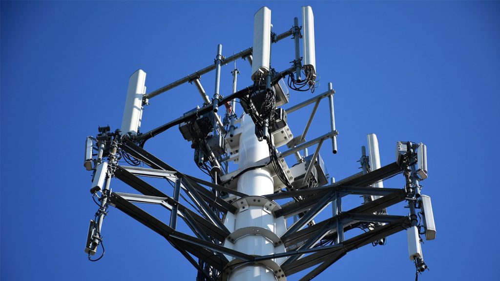 Μαζικές επιθέσεις κατά του δικτύου 5G στην Βρετανία – Παρανάλωμα του πυρός πάνω από 50 κεραίες