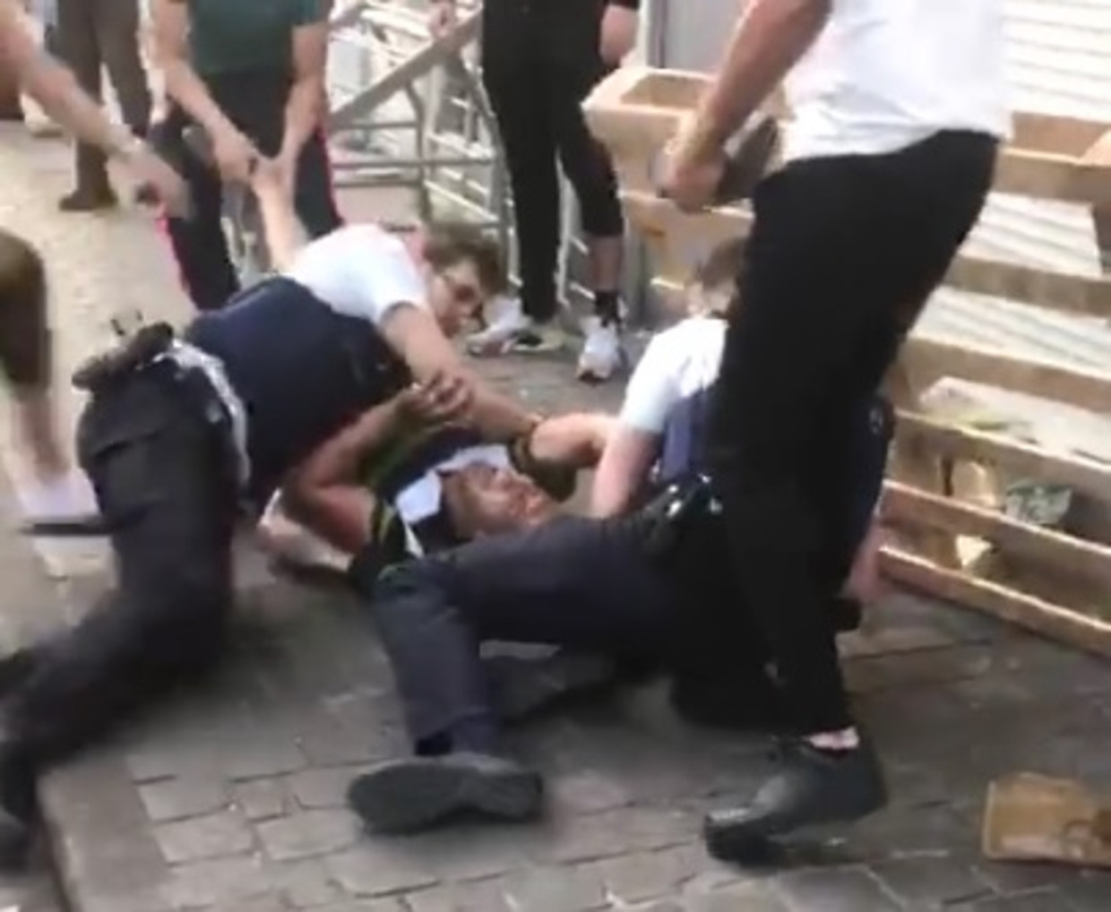 Βέλγιο: Παράνομοι μετανάστες χτυπάνε αστυνομικούς (βίντεο)