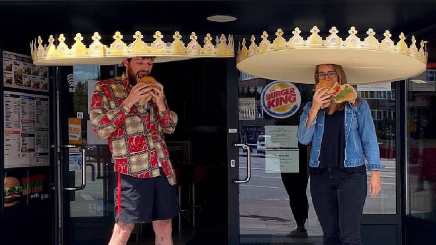 Στα Burger King φοράνε… «κορωνο-σομπρέρο» για να τηρούν τις απαραίτητες αποστάσεις! (φώτο)