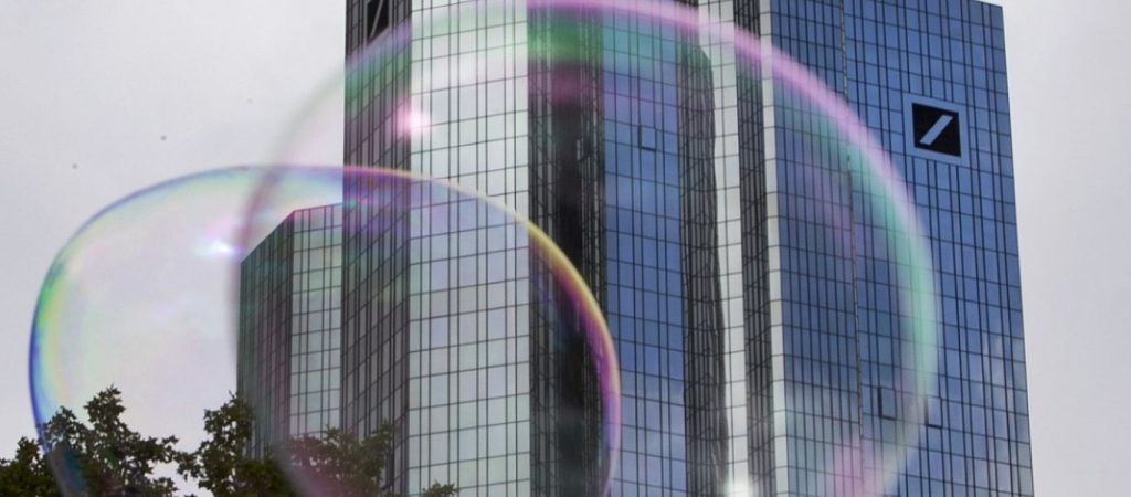 Εριστική η διοίκηση της Deutsche Bank: «Χαρίστε μας ένα μισθό όσο εμείς θα σας απολύουμε»