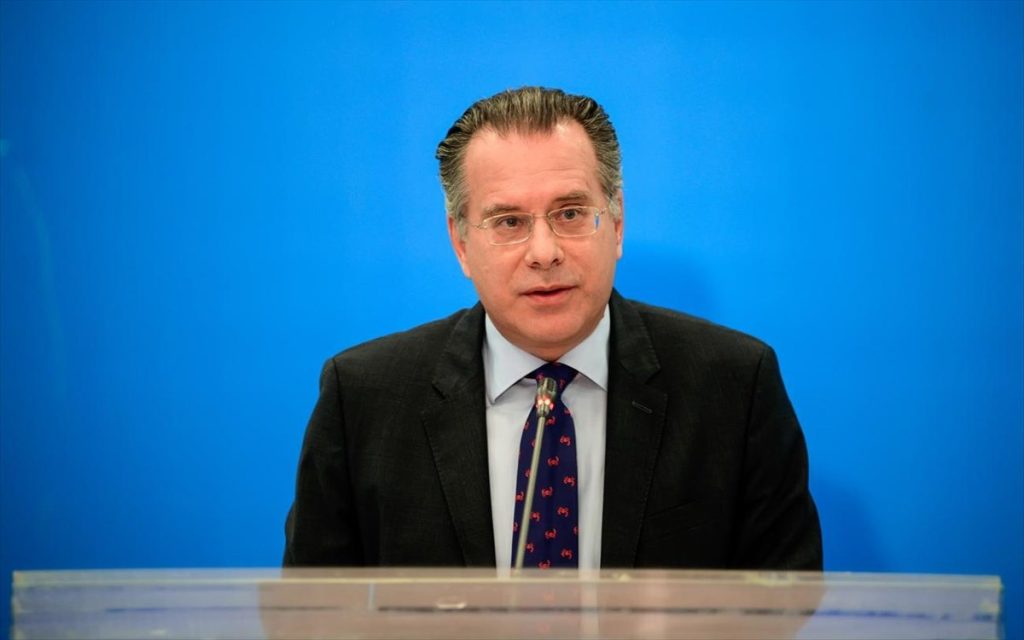 Ο Γ.Κουμουτσάκος «χαλαρώνει» στον καναπέ του γραφείου (φώτο)