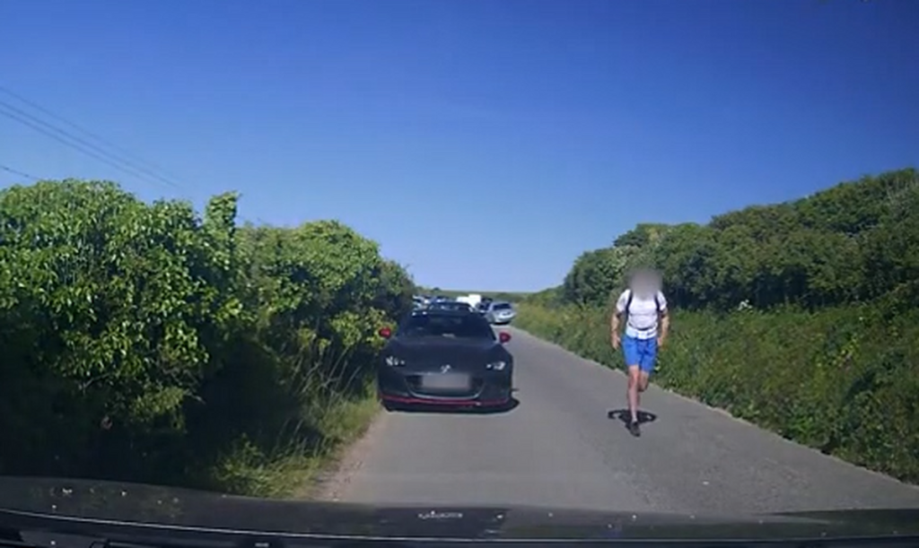 Έκανε τζόκινγκ σε παραλία αλλά εκνευρίστηκε με όσους έσπασαν την καραντίνα – Δείτε τι έκανε (βίντεο)