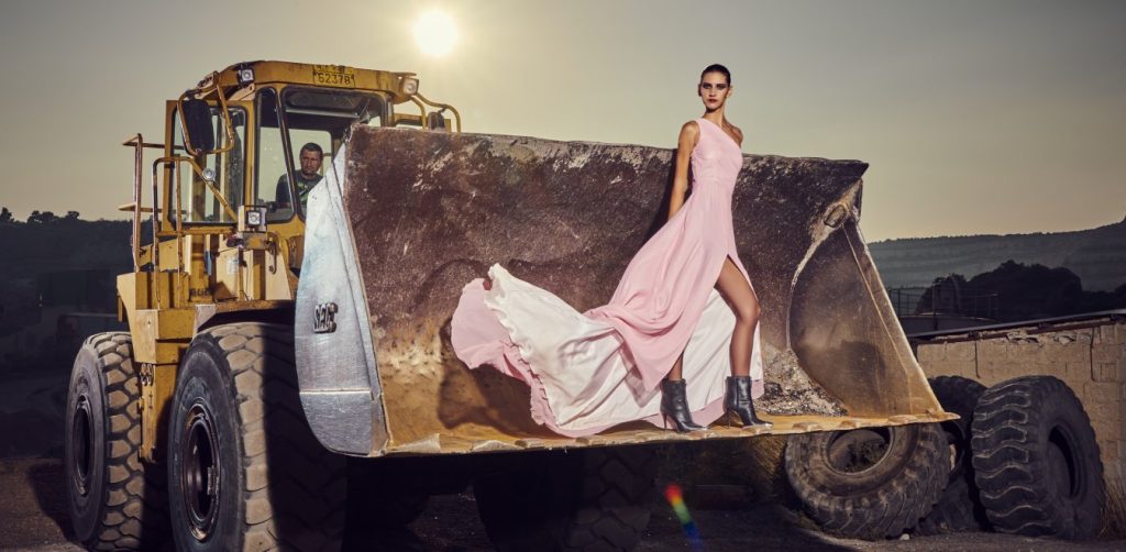 Μ.Μιχαλοπούλου: Η «αγρότισσα» του GNTM ποζάρει τόπλες και «ανάβει φωτιές» (φωτιές)