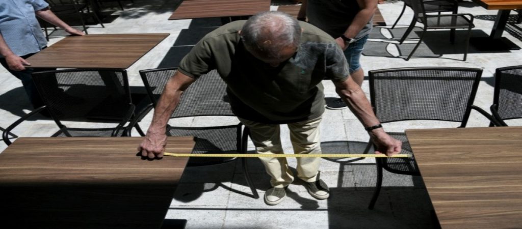 Ανοίγουν τα καταστήματα, βγήκαν οι… μεζούρες (φώτο)
