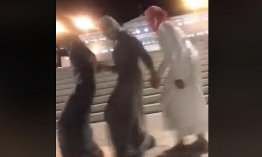 Μουσουλμάνοι χορεύουν στο Σύνταγμα με φόντο την Βουλή! (βίντεο)