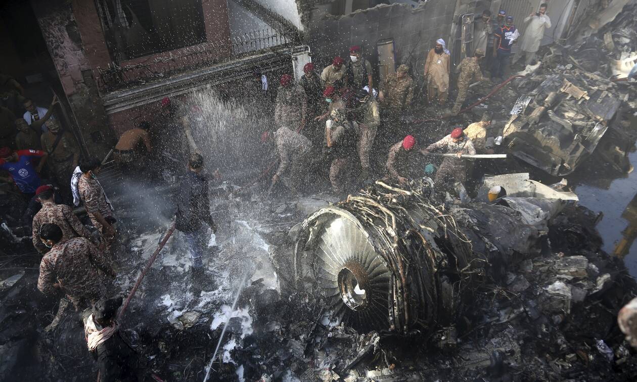 Πακιστάν – Οι πρώτες κουβέντες του ένα επιζώντα: «Άκουγα κραυγές – Το μόνο που έβλεπα ήταν φωτιά» (βίντεο)