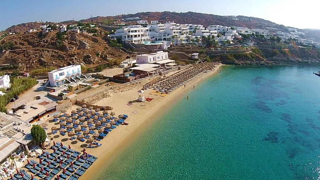 Επιστρέφει η ζωή στη Μύκονο: Εργασίες, μουσική και… εντυπωσιακές παρουσίες (βίντεο)