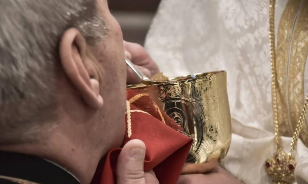 Εξηγήσεις ζητά η Μητρόπολη από τον Κρητικό ιερέα για τις δηλώσεις του για τη Θεία Κοινωνία