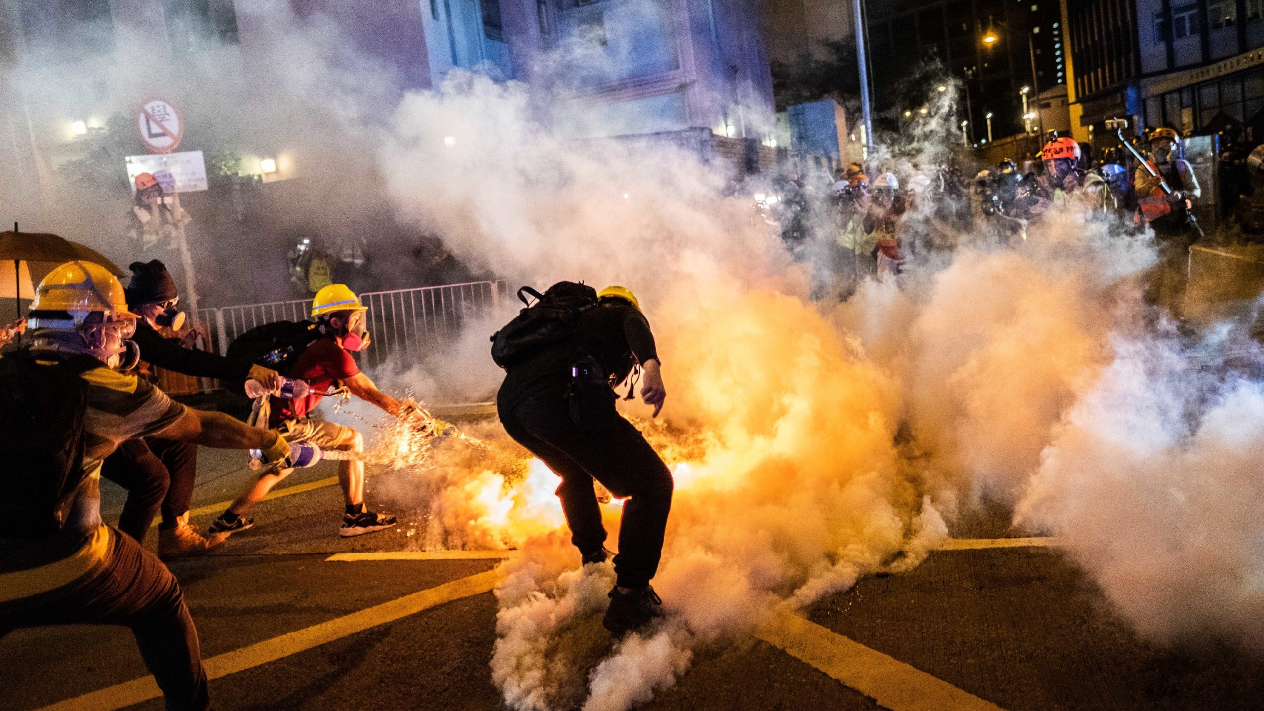 Το Πεκίνο αντιμέτωπο πάλι με τον «εφιάλτη» του Χονγκ Κονγκ: Οι πρώτες μεγάλες διαδηλώσεις μετά τον κορωνοϊό