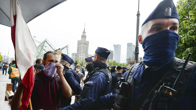 Πολωνία: Διαδήλωση κατά της καραντίνας στη Βαρσοβία