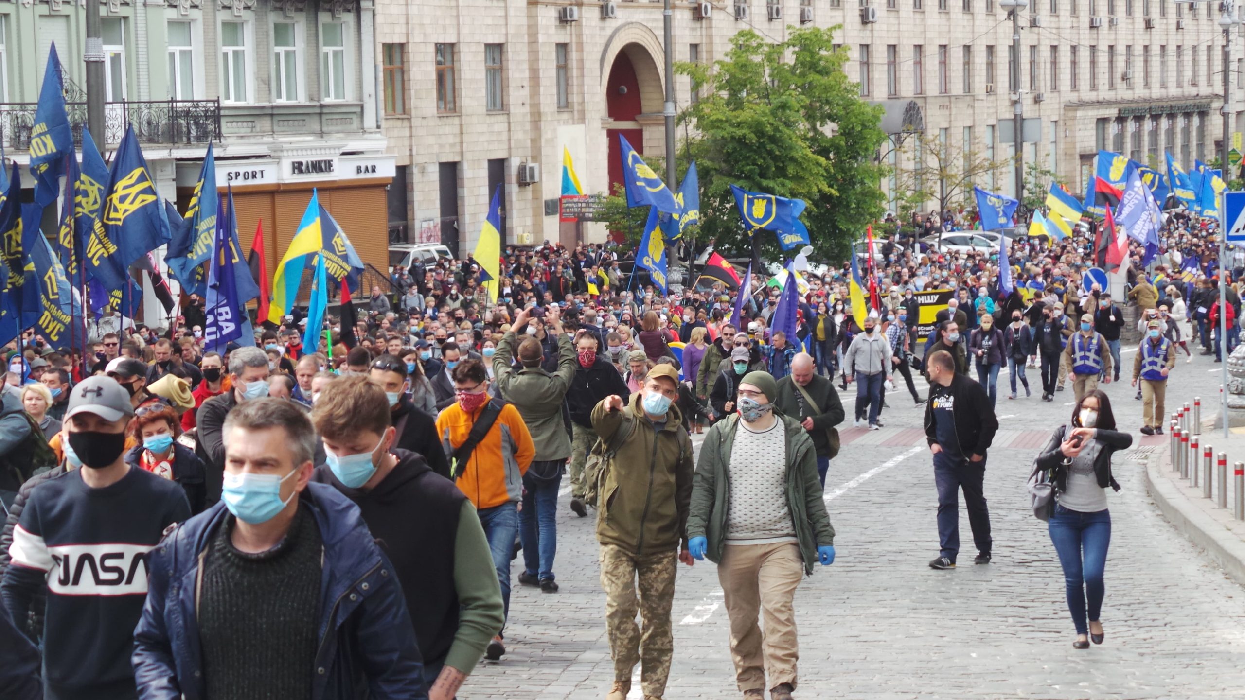 Ουκρανία: Εκατοντάδες άτομα διαδήλωσαν στο Κίεβο – Διαμαρτύρονται για την έλλειψη αλλαγής
